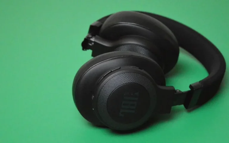 Test et avis du casque JBL Lifestyle E65BTNC au niveau du confort, audio et isolation du son