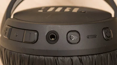 Photo des boutons du casque JBL Tune 660NC comportant un bouton ANC