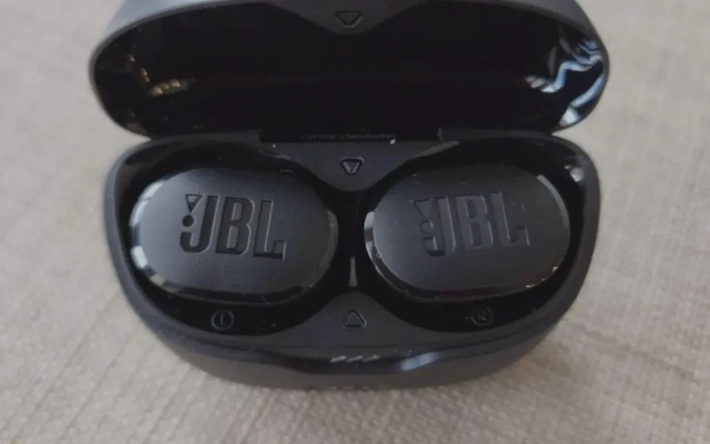 Design et confort des écouteurs JBL Tune Buds