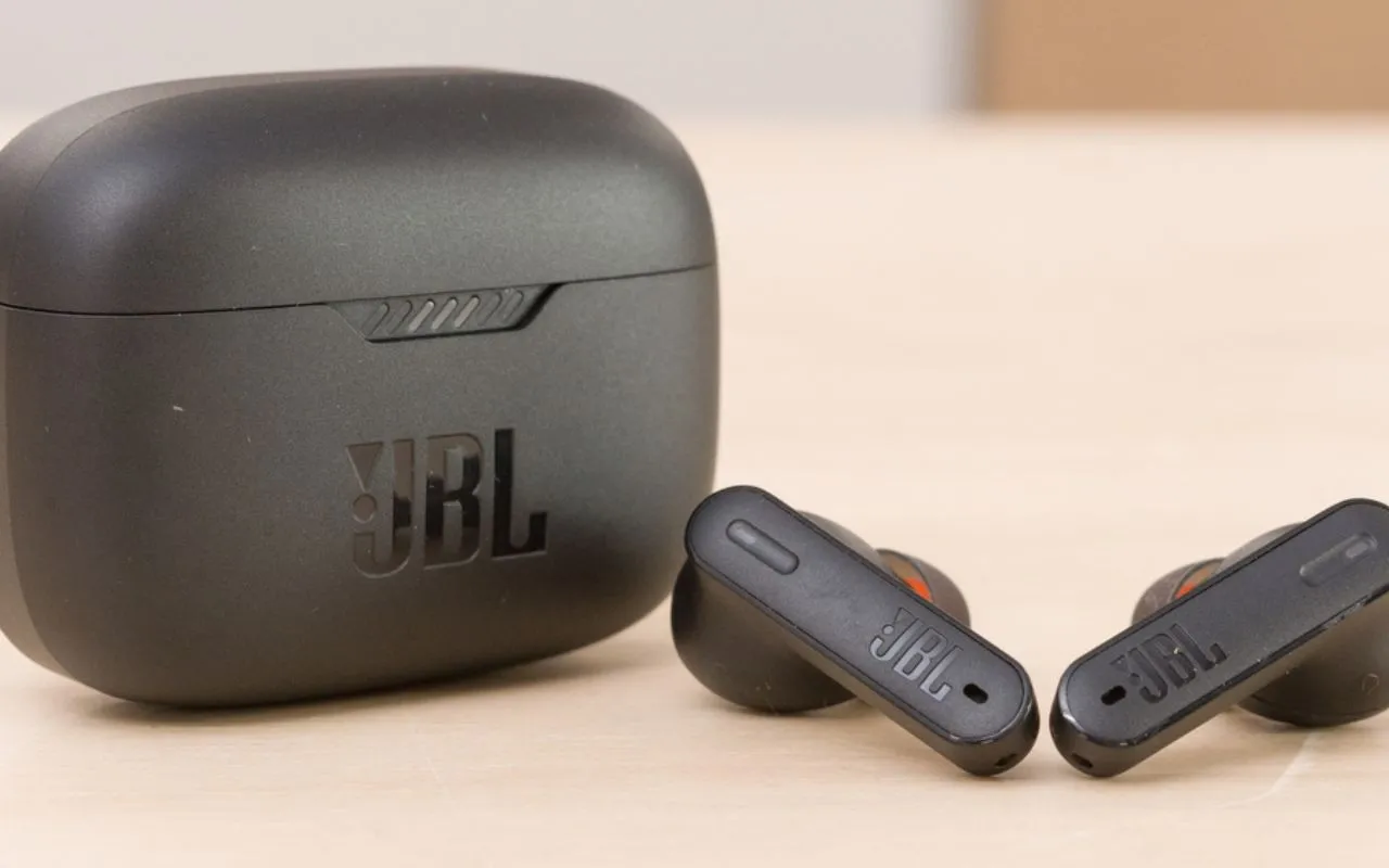 Test JBL Tune 230NC TWS : des écouteurs true wireless qui débordent  d'énergie - Les Numériques