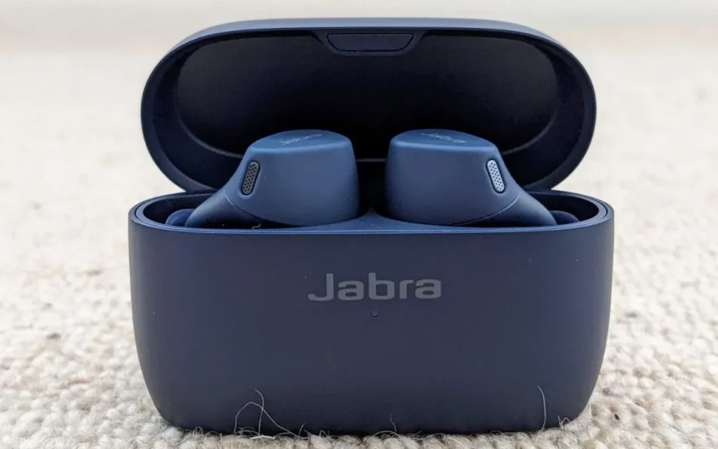 Design et confort des écouteurs Jabra Elite 4 Active