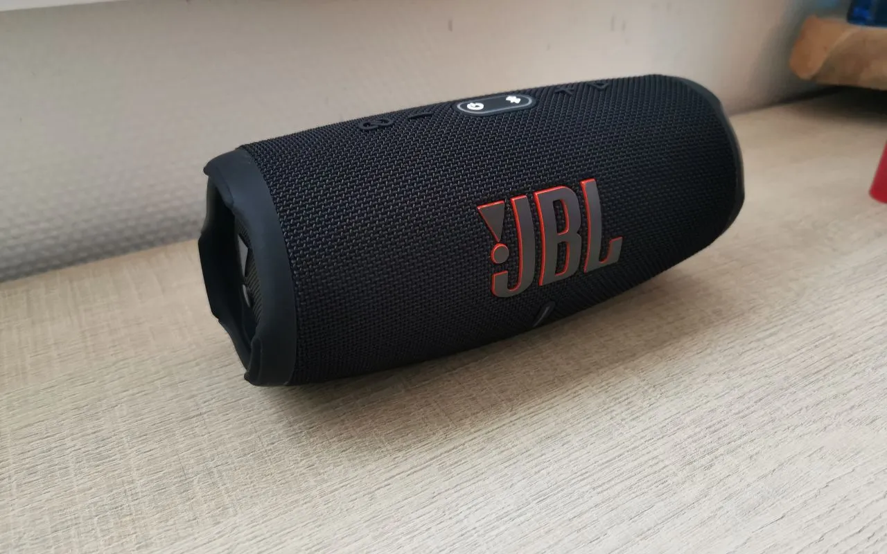 JBL Charge 5 – Enceinte portable Bluetooth avec chargeur intégré – Son  puissant et basses profondes – Autonomie de 20 hrs – Etanche à l'eau et à  la