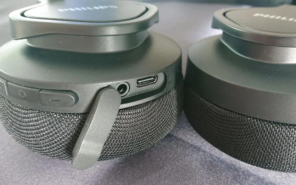 Les ports du casque Philips Audio TAA4216